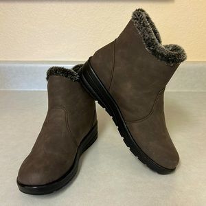 NWOT Women’s Winter Grey Ankle Boots with Faux Fur
